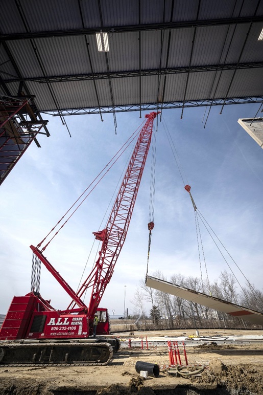 Crawler crane lifting wall