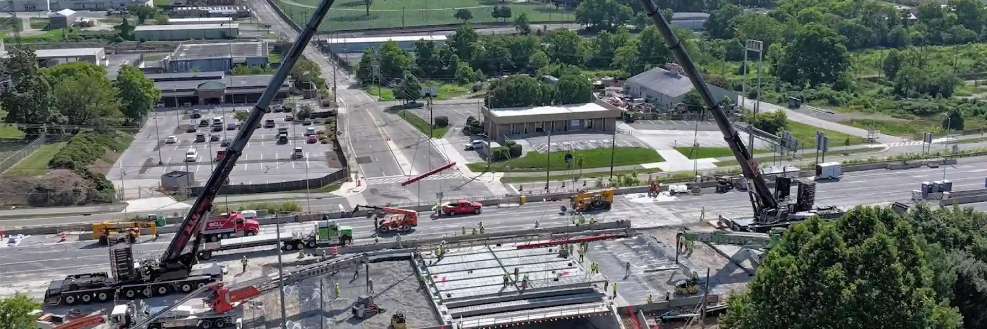 Two all-terrain cranes dual picking for a bridge