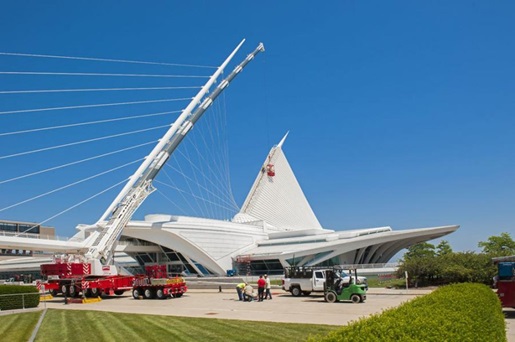 Dawes Rigging & Crane Rental debuts new crane at Milwaukee Art Museum project