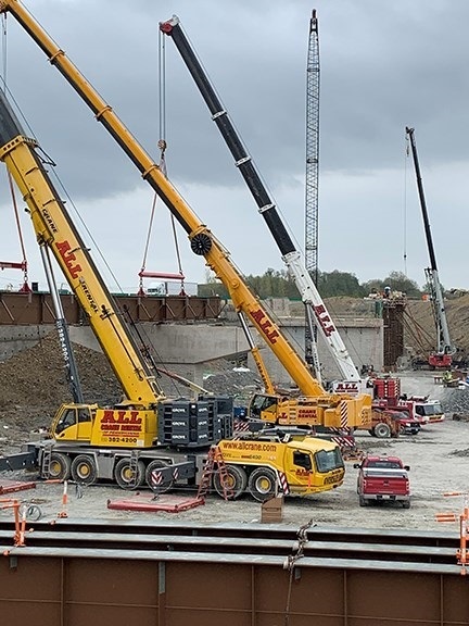 a Liebherr LTM 1250-6.1 (300 USt), a Grove GMK6400 (450 USt), and a Grove GMK7550 (550 USt)