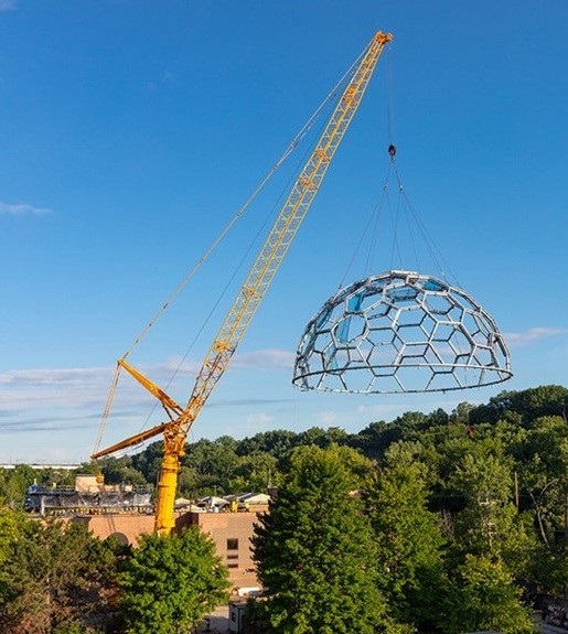 600-ton crane sets zoo’s rainforest dome in a single pick