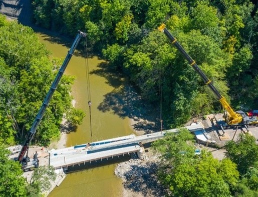 500-USt Liebherr LTM 1450-8.1 and 550-USt Grove GMK7550 on either sides of the bridge