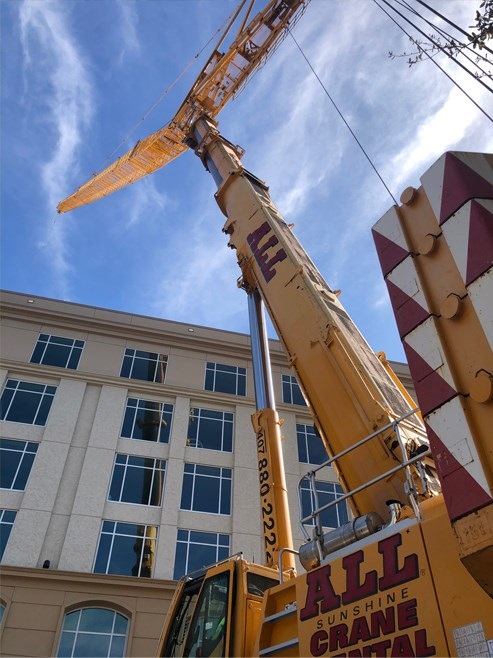 115 400-ton crane extends over hotel to set resort’s fully grown palm trees