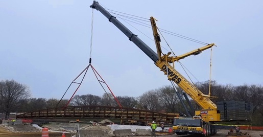550-USt Grove GMK7550 lifting a 33 ton bridge