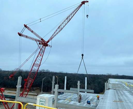 95 MLC300 lifting piece onto Chicago’s Mile Long Bridge