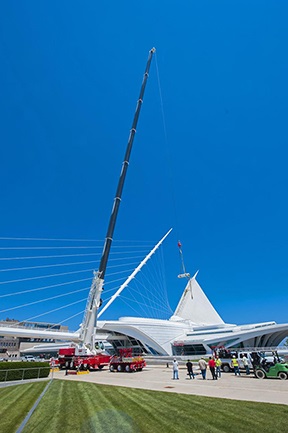 Dawes Rigging & Crane Rental debuts new crane at Milwaukee Art Museum project