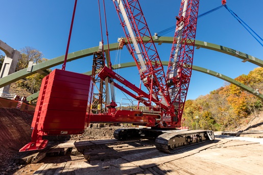 MLC300 Crawler Erects New Pittsburgh Bridge Deck