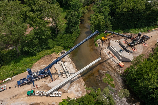 Two all-terrain cranes dual picking bridge beams