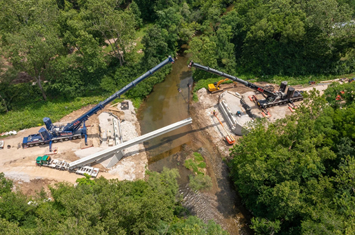 Two all-terrain cranes dual-picking bridge beam