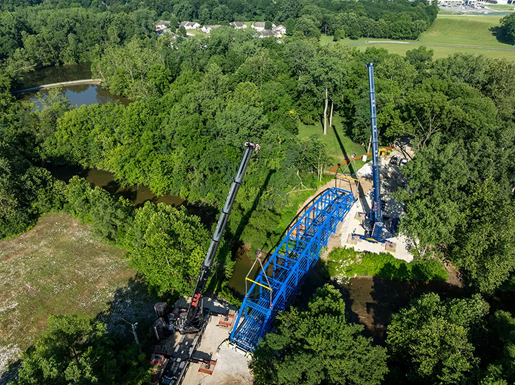 Two all-terrain cranes dual-picking a bridge