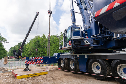 Two all-terrain cranes dual-picking bridge beam
