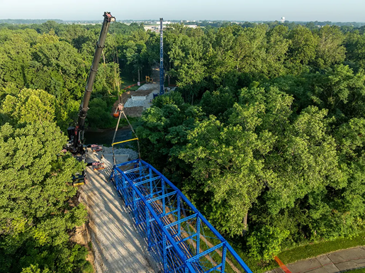 Two all-terrain cranes dual-picking a bridge