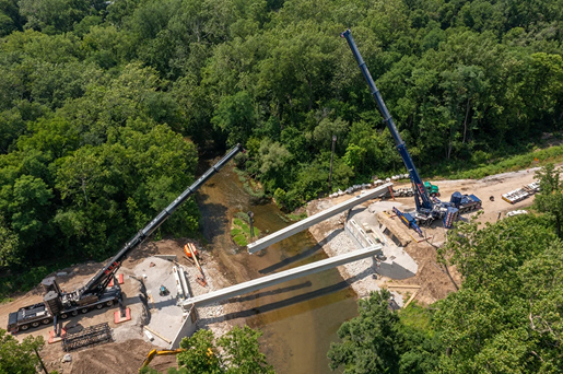 Two all-terrain cranes dual-picking bridge beam