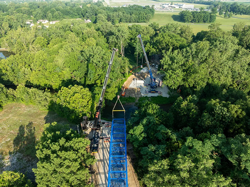 Two all-terrain cranes dual-picking a bridge